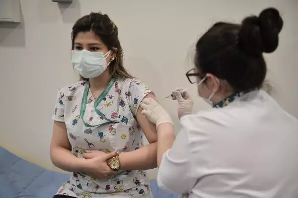 Okmeydanı Cemil Taşçıoğlu Hastanesi'ne aşılar böyle getirildi.. İlk aşılar sağlık çalışanlarına yapıldı