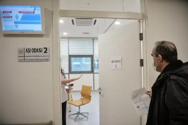 Okmeydanı Cemil Taşçıoğlu Hastanesi'ne aşılar böyle getirildi.. İlk aşılar sağlık çalışanlarına yapıldı