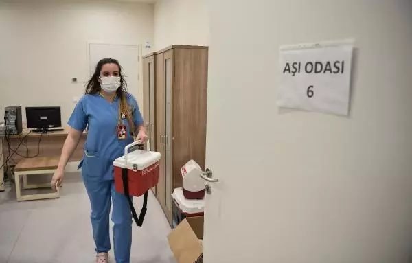 Okmeydanı Cemil Taşçıoğlu Hastanesi'ne aşılar böyle getirildi.. İlk aşılar sağlık çalışanlarına yapıldı