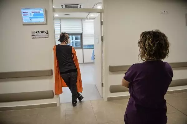 Okmeydanı Cemil Taşçıoğlu Hastanesi'ne aşılar böyle getirildi.. İlk aşılar sağlık çalışanlarına yapıldı