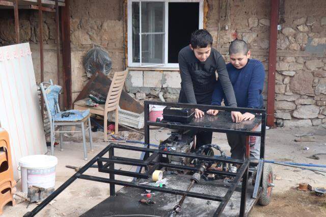 Ortaokullu iki kuzen hurdacıdan topladıkları malzemelerle kendi araçlarını yaptı