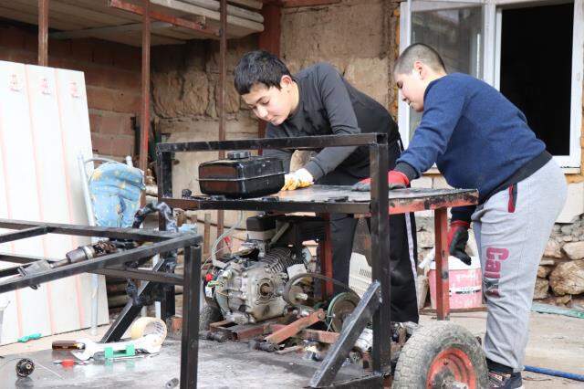 Ortaokullu iki kuzen hurdacıdan topladıkları malzemelerle kendi araçlarını yaptı