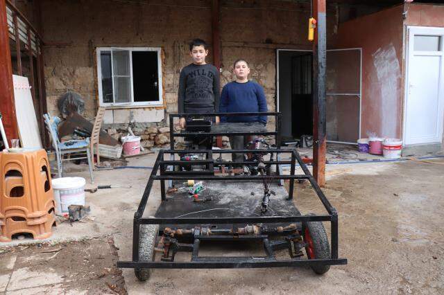 Ortaokullu iki kuzen hurdacıdan topladıkları malzemelerle kendi araçlarını yaptı