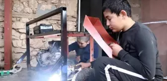 Denizli: Ortaokullu iki kuzen hurdacıdan topladıkları malzemelerle kendi araçlarını yaptı Denizli: Ortaokullu iki kuzen hurdacıdan topladıkları malzemelerle kendi araçlarını yaptı