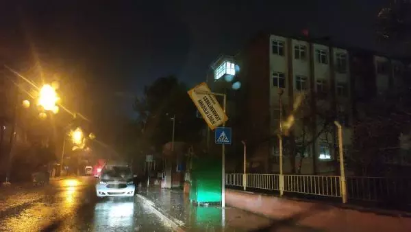 Osmaniye'de sağanak ve fırtına çatıları uçurdu, ağaçları devirdi Osmaniye'de sağanak ve fırtına çatıları uçurdu, ağaçları devirdi