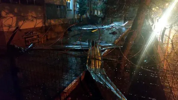 Osmaniye'de sağanak ve fırtına çatıları uçurdu, ağaçları devirdi Osmaniye'de sağanak ve fırtına çatıları uçurdu, ağaçları devirdi
