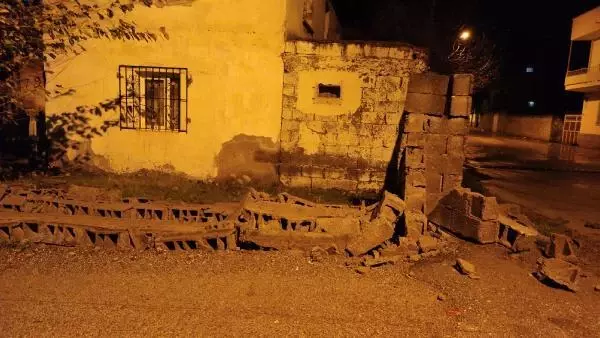 Osmaniye'de sağanak ve fırtına çatıları uçurdu, ağaçları devirdi Osmaniye'de sağanak ve fırtına çatıları uçurdu, ağaçları devirdi