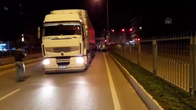 Otomobil ile tırın çarpışması sonucu 1 kişi yaralandı Otomobil ile tırın çarpışması sonucu 1 kişi yaralandı
