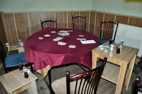 Polisin kapattığı kumar oynanan kahvehaneyi 2 saat sonra yeniden açtılar: 24 gözaltı, 98 bin TL ceza Polisin kapattığı kumar oynanan kahvehaneyi 2 saat sonra yeniden açtılar: 24 gözaltı, 98 bin TL ceza