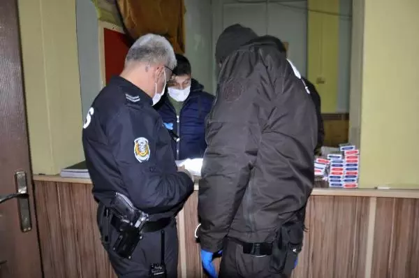 Polisin kapattığı kumar oynanan kahvehaneyi 2 saat sonra yeniden açtılar: 24 gözaltı, 98 bin TL ceza Polisin kapattığı kumar oynanan kahvehaneyi 2 saat sonra yeniden açtılar: 24 gözaltı, 98 bin TL ceza