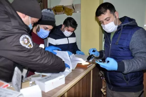 Polisin kapattığı kumar oynanan kahvehaneyi 2 saat sonra yeniden açtılar: 24 gözaltı, 98 bin TL ceza Polisin kapattığı kumar oynanan kahvehaneyi 2 saat sonra yeniden açtılar: 24 gözaltı, 98 bin TL ceza
