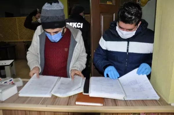 Polisin kapattığı kumar oynanan kahvehaneyi 2 saat sonra yeniden açtılar: 24 gözaltı, 98 bin TL ceza Polisin kapattığı kumar oynanan kahvehaneyi 2 saat sonra yeniden açtılar: 24 gözaltı, 98 bin TL ceza