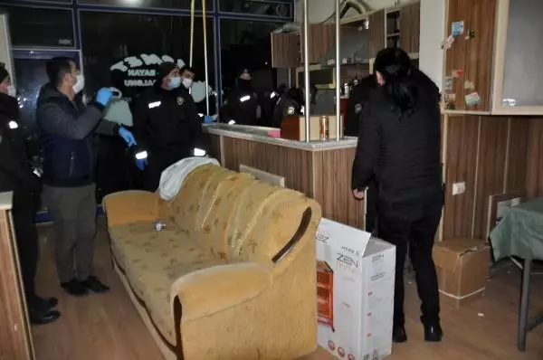Polisin kapattığı kumar oynanan kahvehaneyi 2 saat sonra yeniden açtılar: 24 gözaltı, 98 bin TL ceza Polisin kapattığı kumar oynanan kahvehaneyi 2 saat sonra yeniden açtılar: 24 gözaltı, 98 bin TL ceza