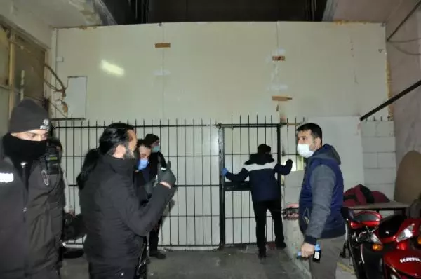Polisin kapattığı kumar oynanan kahvehaneyi 2 saat sonra yeniden açtılar: 24 gözaltı, 98 bin TL ceza Polisin kapattığı kumar oynanan kahvehaneyi 2 saat sonra yeniden açtılar: 24 gözaltı, 98 bin TL ceza