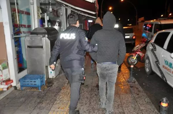Polisin kapattığı kumar oynanan kahvehaneyi 2 saat sonra yeniden açtılar: 24 gözaltı, 98 bin TL ceza Polisin kapattığı kumar oynanan kahvehaneyi 2 saat sonra yeniden açtılar: 24 gözaltı, 98 bin TL ceza