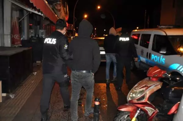 Polisin kapattığı kumar oynanan kahvehaneyi 2 saat sonra yeniden açtılar: 24 gözaltı, 98 bin TL ceza Polisin kapattığı kumar oynanan kahvehaneyi 2 saat sonra yeniden açtılar: 24 gözaltı, 98 bin TL ceza