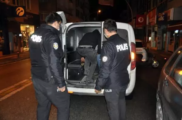 Polisin kapattığı kumar oynanan kahvehaneyi 2 saat sonra yeniden açtılar: 24 gözaltı, 98 bin TL ceza Polisin kapattığı kumar oynanan kahvehaneyi 2 saat sonra yeniden açtılar: 24 gözaltı, 98 bin TL ceza