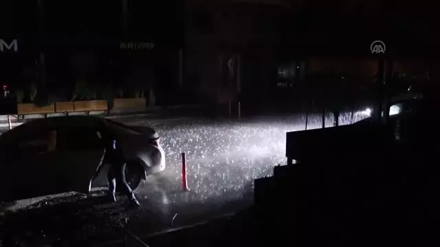 Sağanak ve kuvvetli rüzgar hayatı olumsuz etkiledi Sağanak ve kuvvetli rüzgar hayatı olumsuz etkiledi