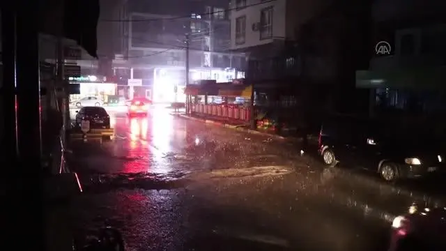 Sağanak ve kuvvetli rüzgar hayatı olumsuz etkiledi Sağanak ve kuvvetli rüzgar hayatı olumsuz etkiledi