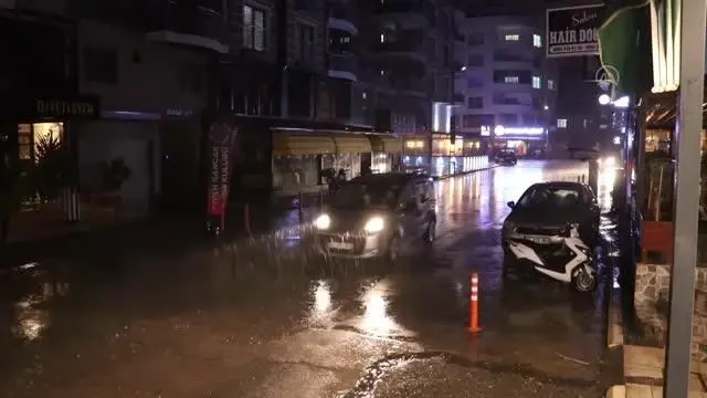Sağanak ve kuvvetli rüzgar hayatı olumsuz etkiledi Sağanak ve kuvvetli rüzgar hayatı olumsuz etkiledi