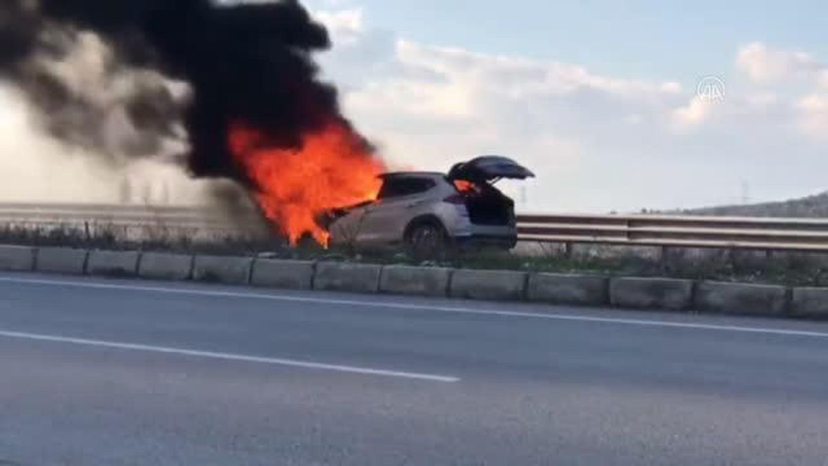 Seyir halindeki otomobil yandı