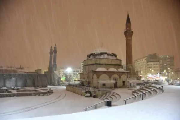 Sivas'ta, il protokolünün 'kar' sevinci Sivas'ta, il protokolünün 'kar' sevinci