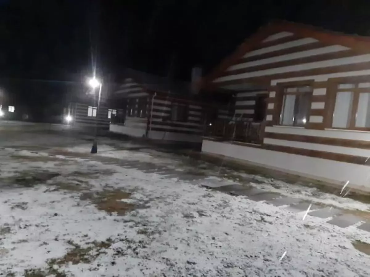 Spil Dağı'na mevsimin ilk karı düştü