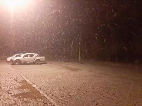 Spil Dağı'na mevsimin ilk karı düştü