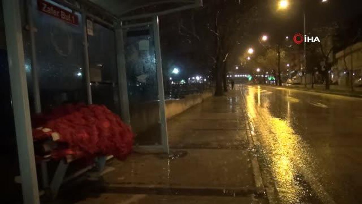 Yeni yıla bank üstünde yatarak girmişti... Polis ekipleri sahip çıktı
