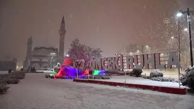 Yoğun kar yağışı etkili oluyor Yoğun kar yağışı etkili oluyor