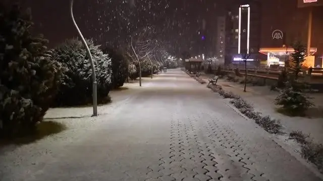 Yoğun kar yağışı etkili oluyor Yoğun kar yağışı etkili oluyor