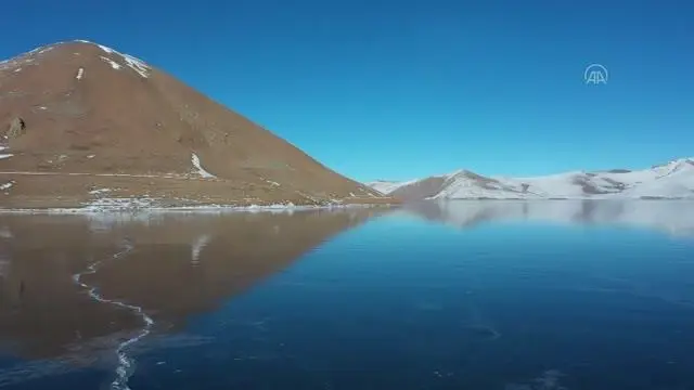 Yüzeyi buz tutan Balık Gölü'nde mangal keyfi yaptılar