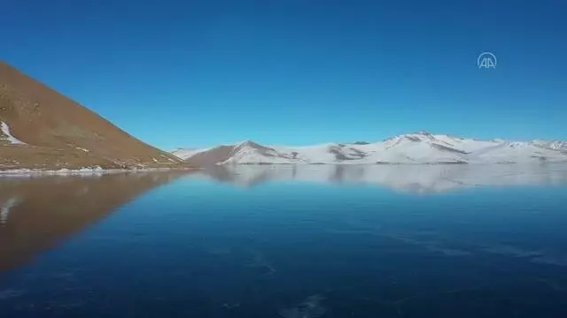 Yüzeyi buz tutan Balık Gölü'nde mangal keyfi yaptılar