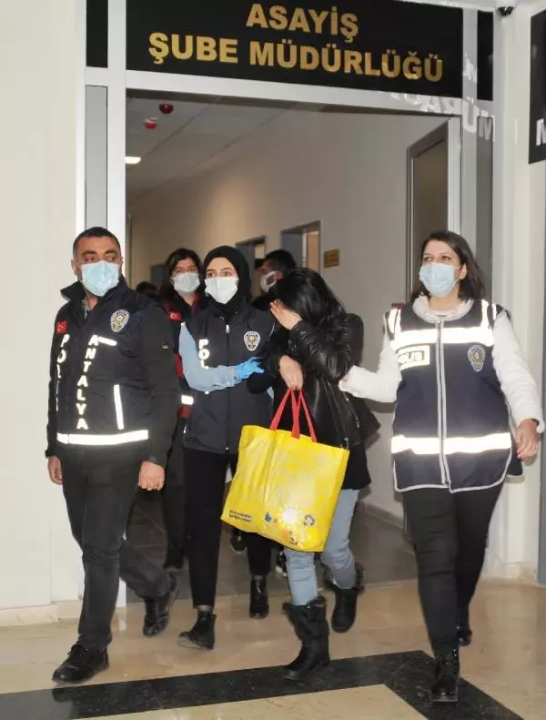 Altın Kızlar'dan 1 milyon liralık hırsızlık Altın Kızlar'dan 1 milyon liralık hırsızlık