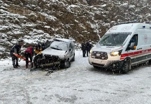 Antalya'da otobüsle hafif ticari araç çarpıştı: 2 ölü, 3'ü ağır 5 yaralı Antalya'da otobüsle hafif ticari araç çarpıştı: 2 ölü, 3'ü ağır 5 yaralı