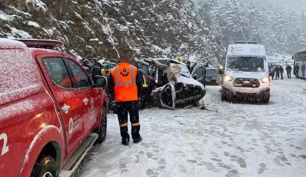 Antalya'da otobüsle hafif ticari araç çarpıştı: 2 ölü, 3'ü ağır 5 yaralı Antalya'da otobüsle hafif ticari araç çarpıştı: 2 ölü, 3'ü ağır 5 yaralı