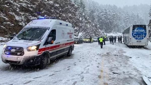 Antalya'da otobüsle hafif ticari araç çarpıştı: 2 ölü, 3'ü ağır 5 yaralı Antalya'da otobüsle hafif ticari araç çarpıştı: 2 ölü, 3'ü ağır 5 yaralı