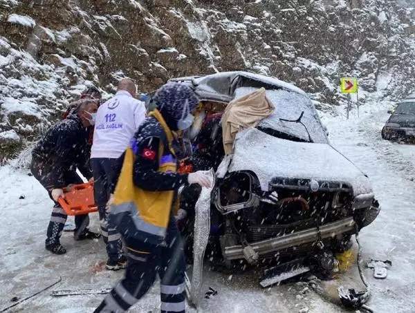 Antalya'da otobüsle hafif ticari araç çarpıştı: 2 ölü, 3'ü ağır 5 yaralı Antalya'da otobüsle hafif ticari araç çarpıştı: 2 ölü, 3'ü ağır 5 yaralı