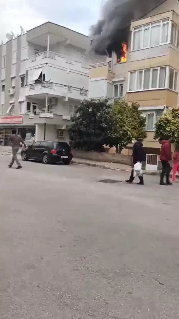 Antalya'da yanan evdeki engelli çift, dumandan etkilendi Antalya'da yanan evdeki engelli çift, dumandan etkilendi