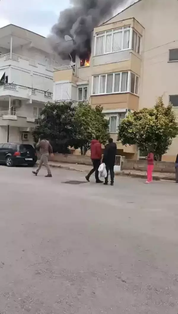 Antalya'da yanan evdeki engelli çift, dumandan etkilendi Antalya'da yanan evdeki engelli çift, dumandan etkilendi