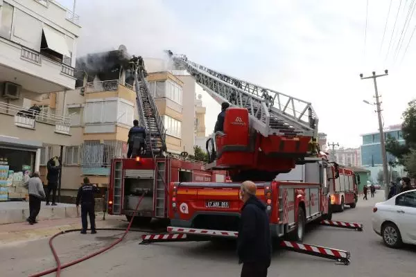 Antalya'da yanan evdeki engelli çift, dumandan etkilendi Antalya'da yanan evdeki engelli çift, dumandan etkilendi
