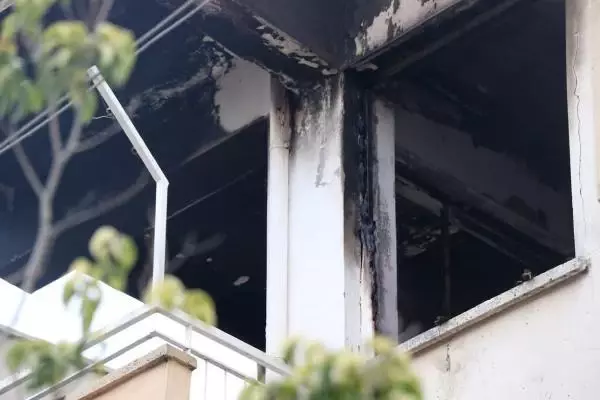 Antalya'da yanan evdeki engelli çift, dumandan etkilendi Antalya'da yanan evdeki engelli çift, dumandan etkilendi