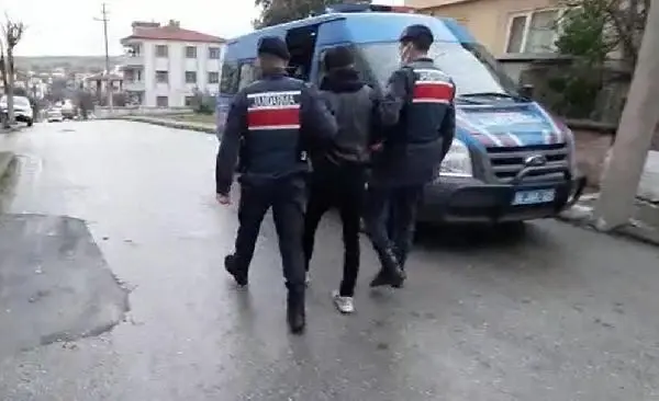 Baba-oğul, makas ve silahla akaryakıt istasyonunda pompacıyı yaraladı Baba-oğul, makas ve silahla akaryakıt istasyonunda pompacıyı yaraladı