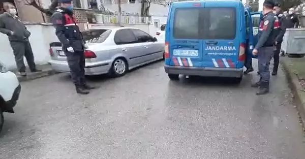 Baba-oğul, makas ve silahla akaryakıt istasyonunda pompacıyı yaraladı Baba-oğul, makas ve silahla akaryakıt istasyonunda pompacıyı yaraladı