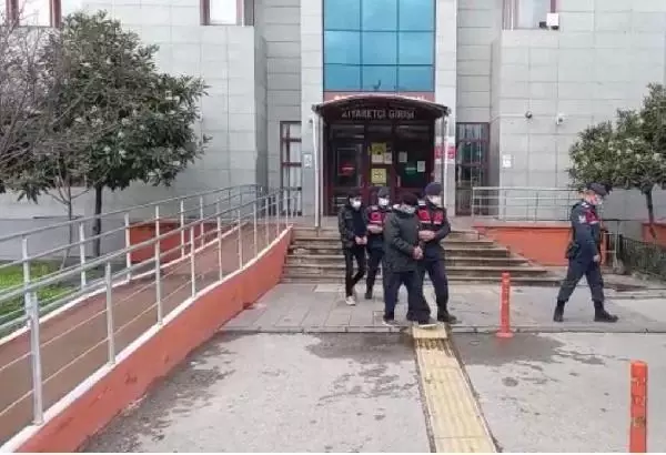 Baba-oğul, makas ve silahla akaryakıt istasyonunda pompacıyı yaraladı Baba-oğul, makas ve silahla akaryakıt istasyonunda pompacıyı yaraladı