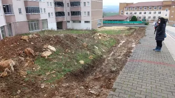 Bahçelerinden 2 bin yıllık tarihi eser çıkan site sakinleri: Çok mutlu olduk Bahçelerinden 2 bin yıllık tarihi eser çıkan site sakinleri: Çok mutlu olduk