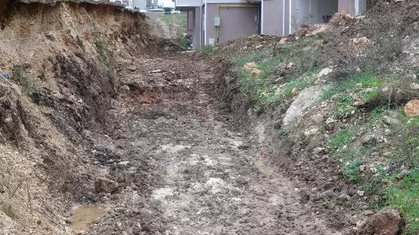 Bahçelerinden 2 bin yıllık tarihi eser çıkan site sakinleri: Çok mutlu olduk Bahçelerinden 2 bin yıllık tarihi eser çıkan site sakinleri: Çok mutlu olduk