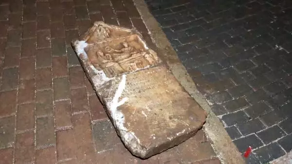 Bahçelerinden 2 bin yıllık tarihi eser çıkan site sakinleri: Çok mutlu olduk Bahçelerinden 2 bin yıllık tarihi eser çıkan site sakinleri: Çok mutlu olduk