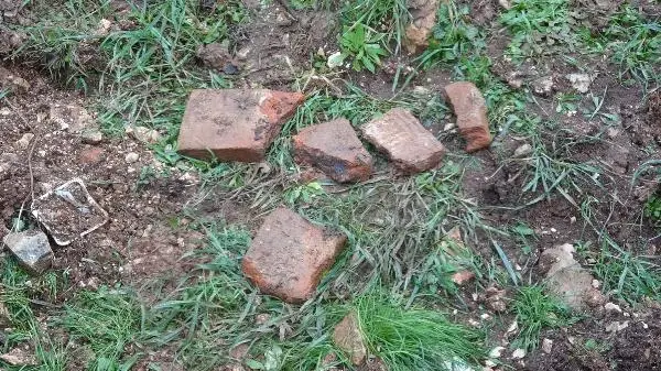 Bahçelerinden 2 bin yıllık tarihi eser çıkan site sakinleri: Çok mutlu olduk Bahçelerinden 2 bin yıllık tarihi eser çıkan site sakinleri: Çok mutlu olduk