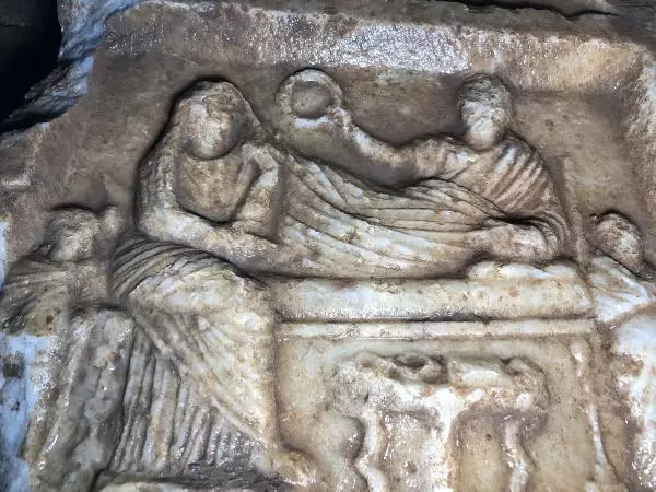Bahçelerinden 2 bin yıllık tarihi eser çıkan site sakinleri: Çok mutlu olduk Bahçelerinden 2 bin yıllık tarihi eser çıkan site sakinleri: Çok mutlu olduk